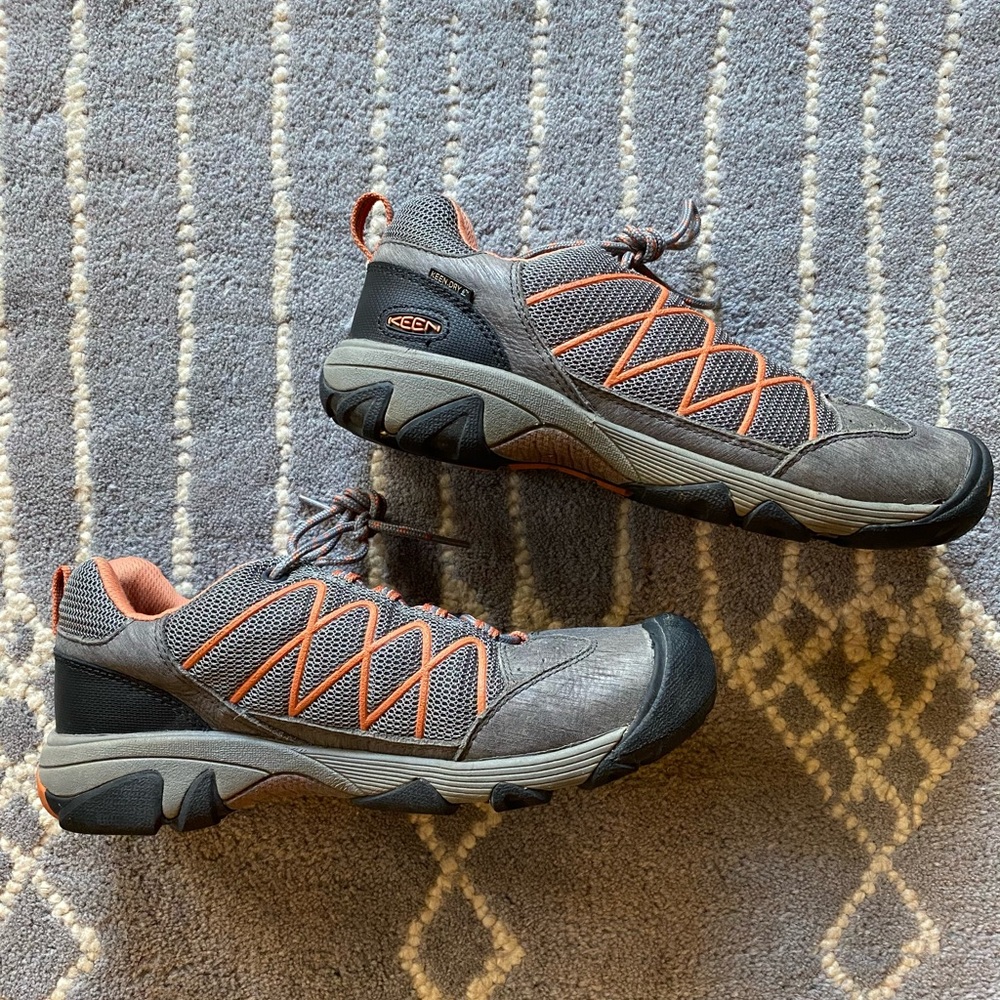 KEEN waterproof hiking shoe | Size 9.5